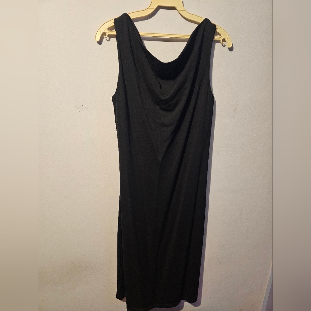 Black sleeveless evening dress with a scoop neck, by Spanner‎